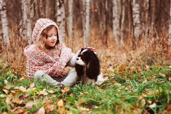 Happy Kid Girl Playing Her Cavalier King Charles Spaniel Dog — Stock Photo, Image