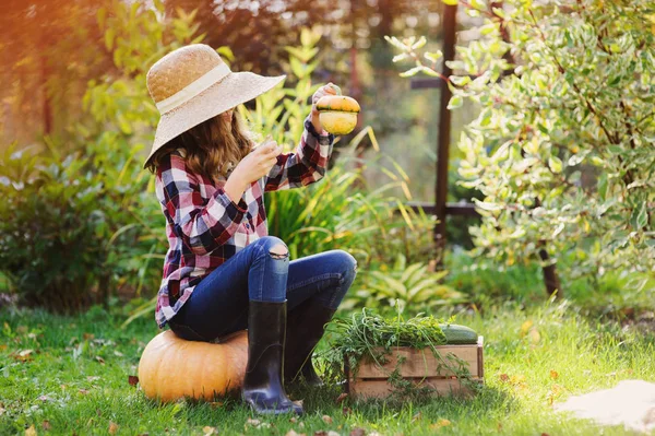 Happy Farmář Dítě Dívka Podzimní Sklizní Bio Dýně Mrkev Zuccini — Stock fotografie