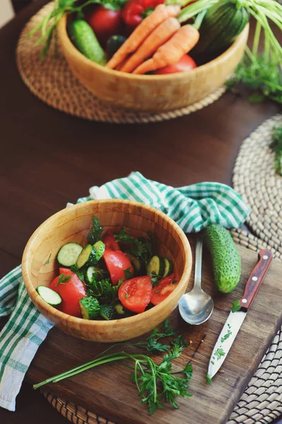 Fräsch Sallad Med Gurka Och Tomater Plockas Från Gården Trädgård — Stockfoto