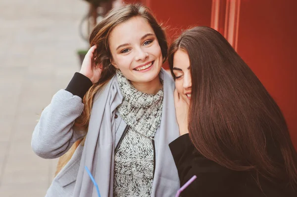 Twee Gelukkige Meisje Vrienden Praten Drinken Koffie Herfst Stad Café — Stockfoto