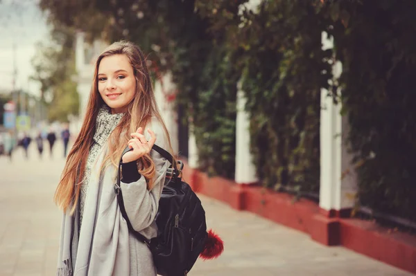 Retrato Estilo Rua Jovem Bela Menina Feliz Andando Cidade Outono — Fotografia de Stock