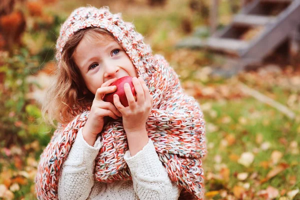 Andym Legrační Dívka Útulné Pletená Šála Jíst Čerstvé Jablko Podzimní — Stock fotografie