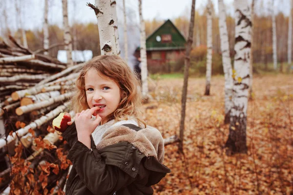 Glad Rolig Kid Flicka Äter Färska Äpplen Höst Skog Sitter — Stockfoto