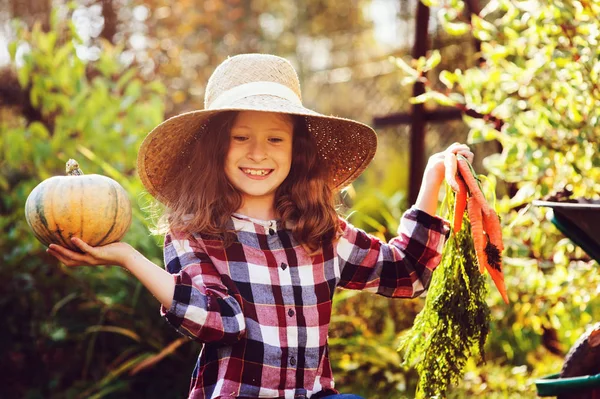 Gelukkig Grappige Kind Meisje Boer Hat Shirt Spelen Plukken Herfst — Stockfoto