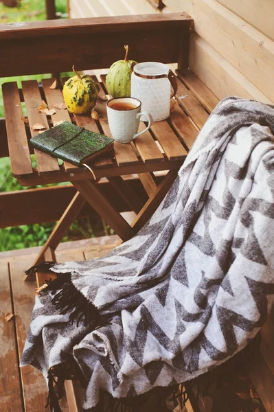 Sonbahar Sabahı Rahat Kır Evi Fincan Çay Sıcak Bir Battaniye — Stok fotoğraf