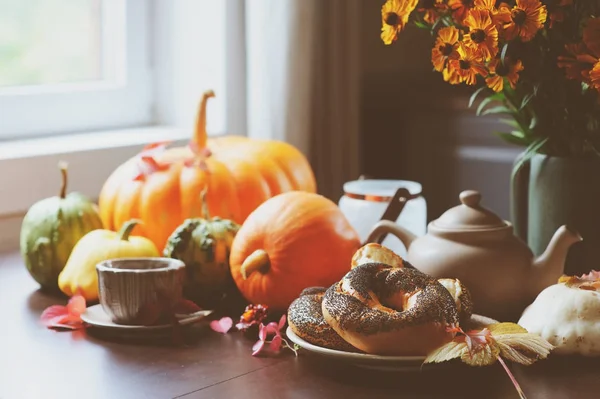 Příjemné Podzimní Snídaně Stole Venkovském Domě Horký Čaj Dýně Bagely — Stock fotografie