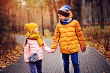 ve mutlu erkek kardeşim yolun güneşli Park'ta yürüyordunuz sonbahar portresi. Birlikte sıcak gün açık oynayan çocuklar.