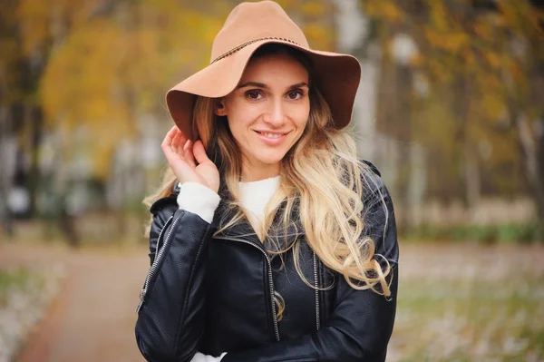 Moda Outono Retrato Jovem Mulher Feliz Andando Livre Parque Outono — Fotografia de Stock