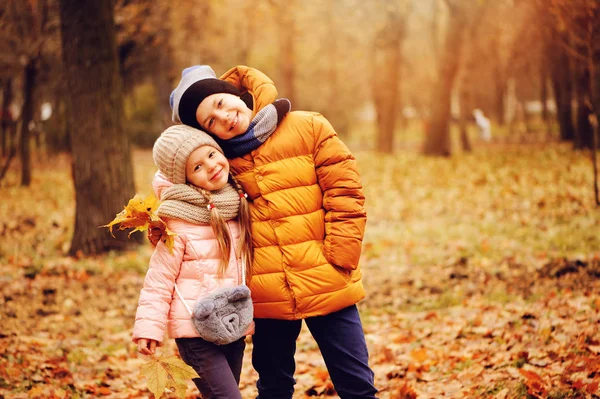 Jesienny Portret Szczęśliwy Kids Zabawie Parku Uśmiechnięty Brat Siostra Spacer — Zdjęcie stockowe