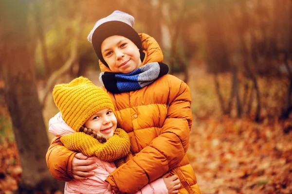 Retrato Otoño Niños Felices Jugando Abrazos Aire Libre Parque Sonriente — Foto de Stock