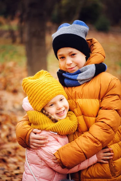 Retrato Otoño Niños Felices Jugando Abrazos Aire Libre Parque Sonriente — Foto de Stock