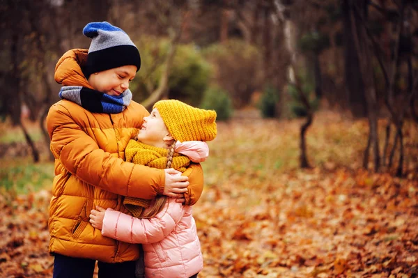 Retrato Otoño Niños Felices Jugando Abrazos Aire Libre Parque Sonriente — Foto de Stock