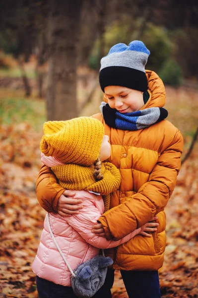 Retrato Otoño Niños Felices Jugando Abrazos Aire Libre Parque Sonriente — Foto de Stock