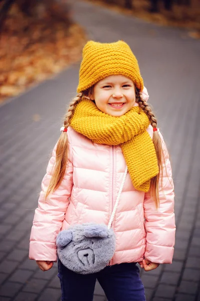 Jesienne Odkryty Portret Szczęśliwy Dziewczynka Dziecko Ciesząc Się Spacer Słoneczny — Zdjęcie stockowe