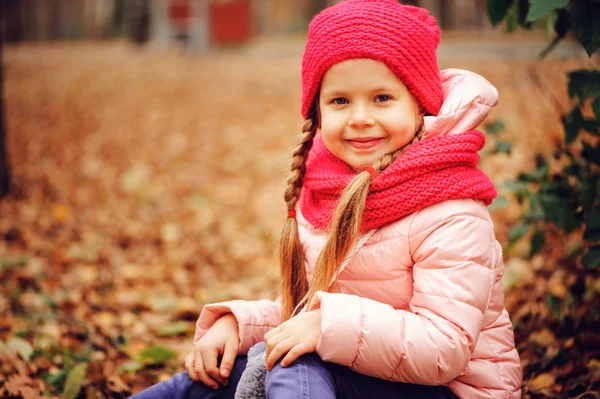 Retrato Otoñal Niña Sonriente Disfrutando Del Paseo Soleado Parque Cálido — Foto de Stock