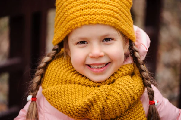 Autunno Ritratto Ravvicinato Bambina Felice Godendo Passeggiata Nel Parco Soleggiato — Foto Stock