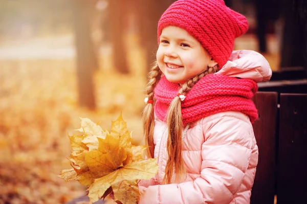 Retrato Outono Menina Sorridente Com Buquê Folhas Sentado Banco Parque — Fotografia de Stock