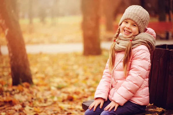 Retrato Otoño Niña Sonriente Sentada Banco Parque Cálido Sombrero Punto — Foto de Stock