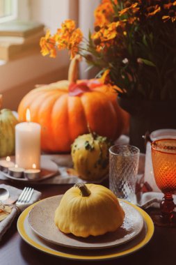 sonbahar geleneksel sofra için Şükran veya Cadılar Bayramı, mumlar squash ve kabaklar.