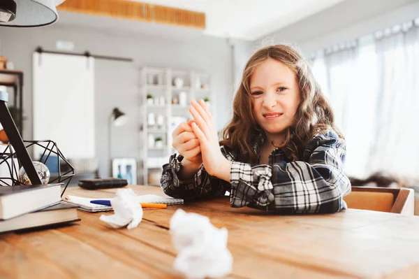 Niña Cansada Lanzando Tareas Con Errores Problemas Concepto Escolar Matemáticas — Foto de Stock