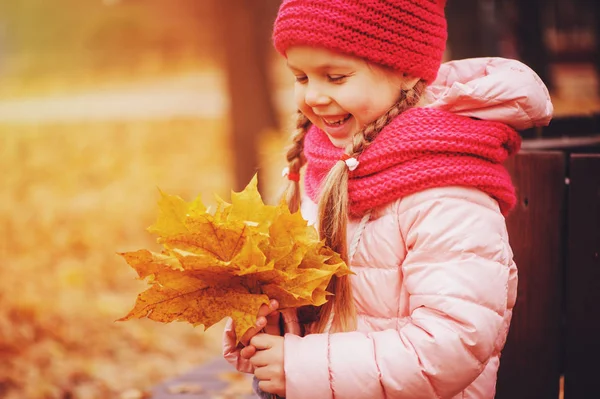 Podzimní Portrét Usmívající Dítě Dívka Kyticí Listí Sedí Lavičce Parku — Stock fotografie