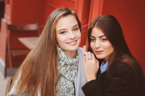 Twee Gelukkige Meisje Vrienden Praten Drinken Koffie Herfst Stad Café — Stockfoto