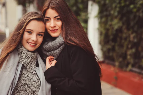 Dua Gadis Muda Yang Bahagia Berjalan Jalan Jalan Kota Dengan — Stok Foto