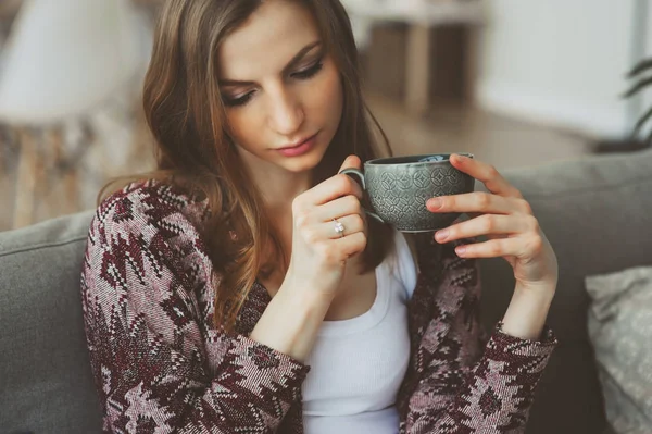 Primer Plano Retrato Joven Mujer Reflexiva Con Taza Café Sentado — Foto de Stock