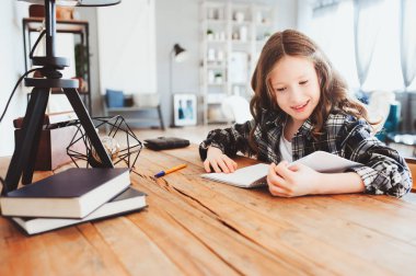 ödev yapmak mutlu okul kızı. Çalışkan ve yazma akıllı çocuk. Eğitim ve ekollerden kavramı.