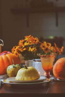 sonbahar geleneksel sofra için Şükran veya Cadılar Bayramı, mumlar squash ve kabaklar.