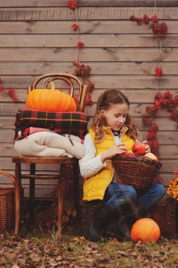 çiftlikte Taze kabak toplama kız mutlu çocuk. Çiftlikte sebze büyüyen ülke yaşam kavramı