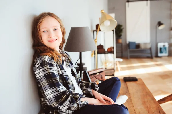 Menina Criança Feliz Sentado Mesa Casa Torcer Aulas Aprendizagem Educação — Fotografia de Stock