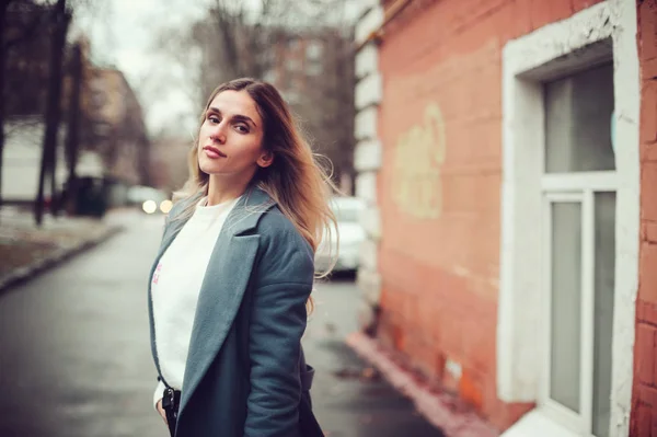 Retrato Estilo Calle Mujer Joven Caminando Ciudad Otoño Invierno Abrigo — Foto de Stock