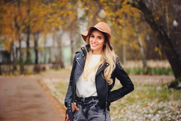 Moda Outono Retrato Jovem Mulher Feliz Andando Livre Parque Outono — Fotografia de Stock