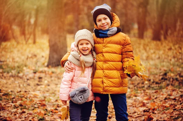 어린이 공원에서 연주의 초상화 여동생 화창한 따뜻한 모자와 스카프 — 스톡 사진