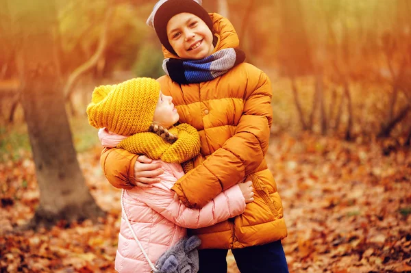 공원에서 포옹의 초상화 여동생 화창한 따뜻한 모자와 스카프 — 스톡 사진