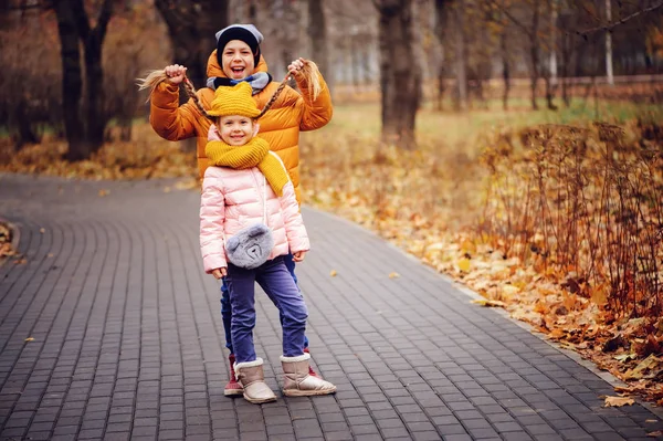 Retrato Otoño Feliz Hermano Hermana Caminando Por Carretera Soleado Parque — Foto de Stock