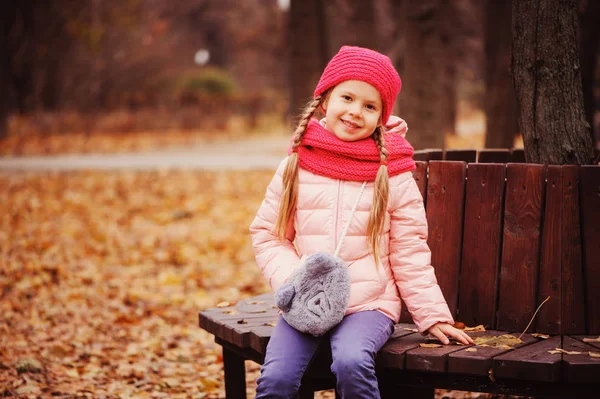 Jesienny Portret Uśmiechnięte Dziecko Dziewczynka Siedzi Ławce Parku Ciepła Czapka — Zdjęcie stockowe