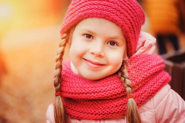 Outono Close Retrato Menina Criança Feliz Apreciando Passeio Parque Ensolarado — Fotografia de Stock