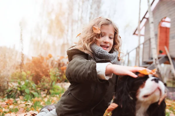 Szczęśliwy Dziewczyna Zabawie Psem Cavalier King Charles Spaniel Jesienią Chodzenie — Zdjęcie stockowe