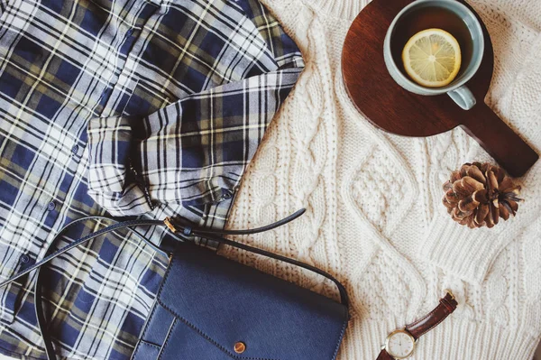 女性カジュアル秋スタイリッシュな服フラットは 格子縞のシャツ ニット セーター クロス ボディー バッグ お茶のカップと横たわっていた 週末の散歩の準備 — ストック写真