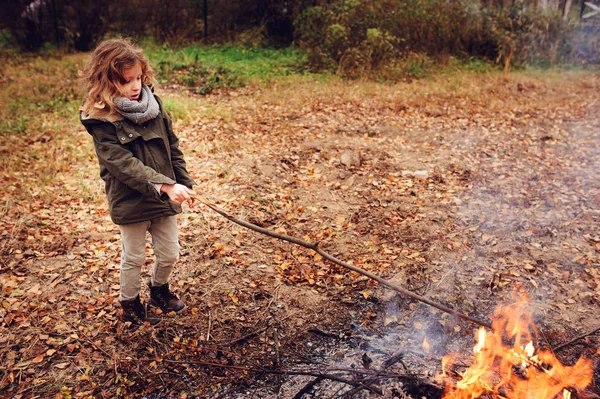 Bambina Che Gioca Con Fuoco All Aperto Nella Foresta Autunnale — Foto Stock