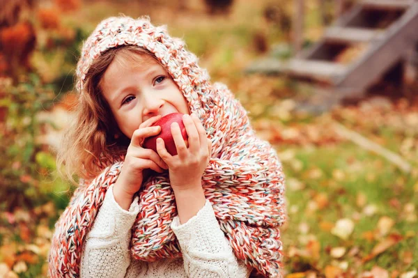 Niña Divertida Feliz Bufanda Punto Acogedor Comer Manzana Fresca Jardín — Foto de Stock