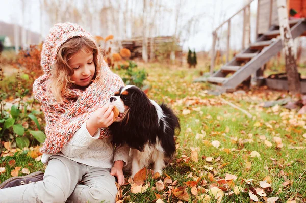 Šťastné Dítě Dívka Hraje Její Pes Cavalier King Charles Španělů — Stock fotografie