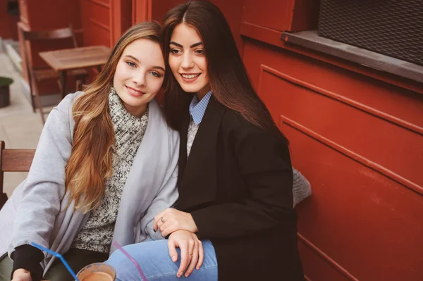 Dwa Szczęśliwy Przyjaciele Dziewczyna Rozmawia Picia Kawy Kawiarni Mieście Jesień — Zdjęcie stockowe