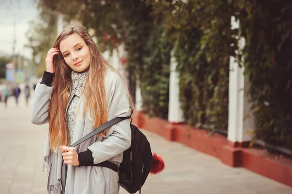 Retrato Estilo Calle Joven Hermosa Chica Feliz Caminando Ciudad Otoño —  Fotos de Stock