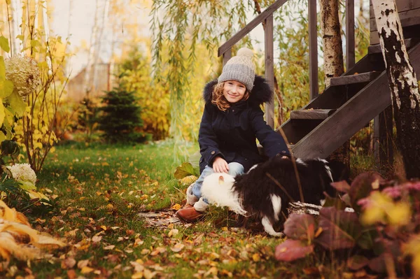 Hösten Porträtt Happy Kid Flicka Leker Med Hennes Spaniel Hund — Stockfoto