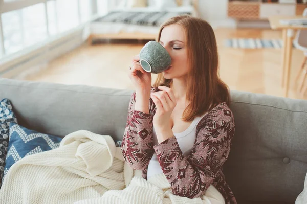 Retrato Estilo Vida Interior Joven Mujer Que Relaja Casa Con — Foto de Stock