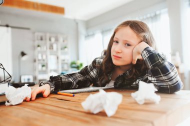 kağıtları ile hatalar atma having problem ile ev iş, sinirli ve yorgun kız çocuk. Okul ve eğitim kavramı. Zor dersler. 
