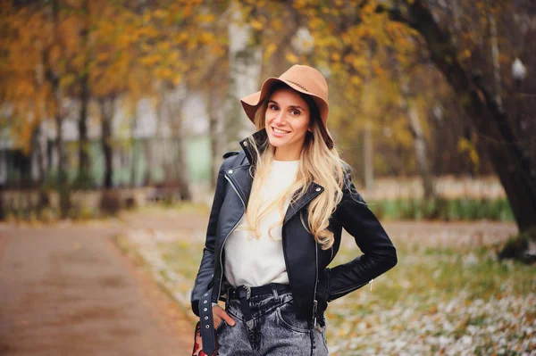 패션이을 초상화 야외에서 여자의 모자와 재킷에 공원이을 — 스톡 사진